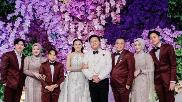 Gaya Putri Delina dan Santyka Fauziah Kekasih Sule. [@putridelinaa/@axioo]