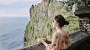 Yuki Kato memiliki jadwal yang padat sebagai aktris di dunia entertainment. Di saat waktu senggang, Yuki memiliki untuk berlibur melepas penat. Pulau Dewata menjadi destinasi favorit Yuki. Momen Yuki pandangi laut ini terlihat syahdu dan bikin netizen ikut merasakan suasana adem tentram. (Liputan6.com/IG/@yukikt)