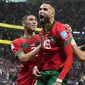 Pemain Timnas Maroko, Youssef En-Nesyri (tengah) melakukan selebrasi bersama rekan setim usai mencetak gol ke gawang Timnas Portugal dalam laga babak perempatfinal Piala Dunia 2022 di Al Thumama Stadium, Doha, Qatar, Sabtu (10/12/2022) malam WIB. (AP/Martin Meissner)