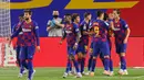Pemain Barcelona merayakan gol yang dicetak oleh Ivan Rakitic ke gawang Athletic Bilbao pada laga La Liga di Stadion Camp Nou, Selasa (23/6/2020). Barcelona menang 1-0 atas Athletic Bilbao. (AP/Joan Monfort)