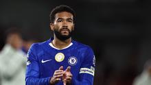 Kapten Chelsea, Reece James, tampak kecewa setelah timnya ditahan 2-2 Fulham pada laga pekan keempat Premier League di&nbsp;Gtech Community Stadium, London, Minggu (14/9/2025) dini hari WIB. (AFP/HENRY NICHOLLS)