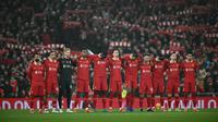 Skuad Liverpool melakukan mengheningkan cipta selama semenit dalam remembrance day di Anfiled Stadium jelang laga melawan Aston Villa pada lanjutan Liga Inggris 2024/2025, Minggu (10/11/2024) dini hari WIB. (Paul ELLIS / AFP)