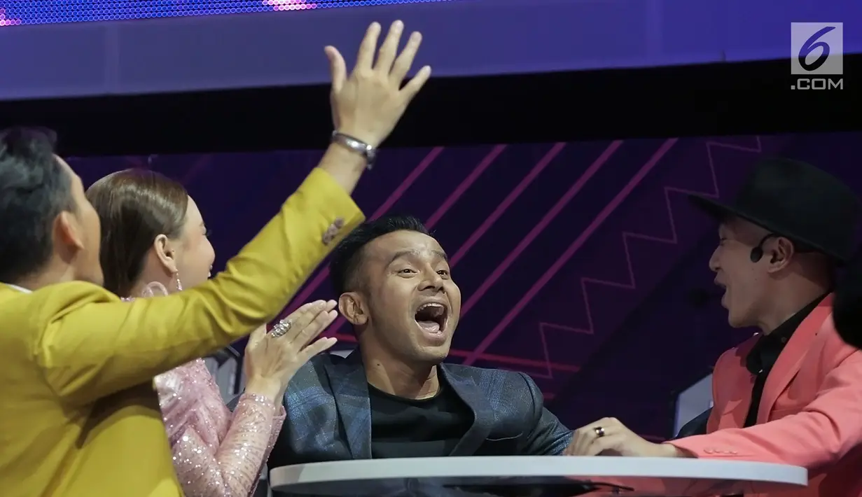Reaksi penyanyi Judika saat namanya disebutkan sebagai penerima penghargaan dalam SCTV Music Awards 2019 di Studio 6 Emtek City, Jakarta, Jumat (26/4). Judika menyabet penghargaan Video Klip Paling Ngetop untuk lagu Jikalau Kau Cinta dan Penyanyi Solo Pria Paling Ngetop. (Fimela.com/Bambang E. Ros)