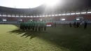 Para pemain Timnas Indonesia Upacara memperingati HUT RI ke-71 di Stadion Pakansari, Bogor, Rabu (17/82016). (Bola.com/Nicklas Hanoatubun)