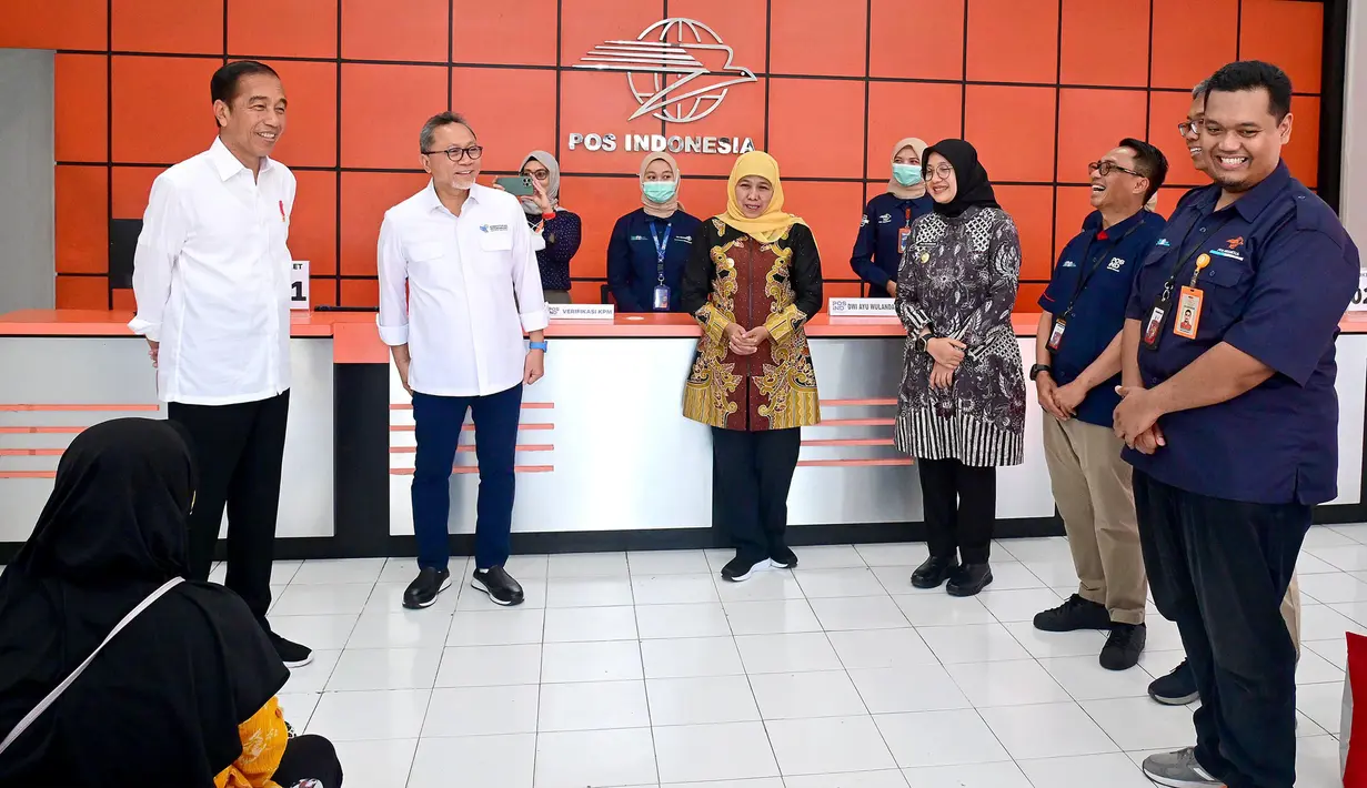Turut mendampingi Presiden dalam kegiatan tersebut yakni Menteri Perdagangan Zulkifli Hasan, Gubernur Jawa Timur Khofifah Indar Parawansa, dan Bupati Banyuwangi Ipuk Fiestiandani. (Biro Setpres Kepresidenan)