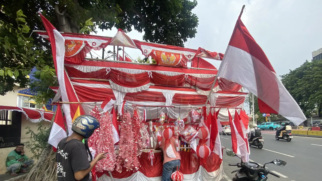 Pedagang pernak-pernik Hari Ulang Tahun (HUT) Kemerdekaan ke-81 Republik Indonesia di sepanjang Jalan Matraman, Jakarta Timur. (Liputan6.com/Devira)