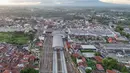 Foto udara yang memperlihatkan lanskap Stasiun Rangkasbitung Ultimate di Lebak, Banten, Senin (24/11/2025). Kementerian Perhubungan melalui Balai Teknik Perkeretaapian kelas 1 Jakarta melakukan uji coba pengoperasian gedung baru Stasiun Rangkasbitung Ultimate pada Selasa (25/11/2025). (merdeka.com/Arie Basuki)