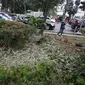 Kondisi tanaman yang rusak akibat unjuk rasa tuntut Ahok di depan gedung Balai Kota Jakarta, Jumat (14/10). Taman tersebut rusak akibat banyaknya pengunjuk rasa yang menginjak-injak serta duduk di atas tanaman. (Liputan6.com/Immanuel Antonius)