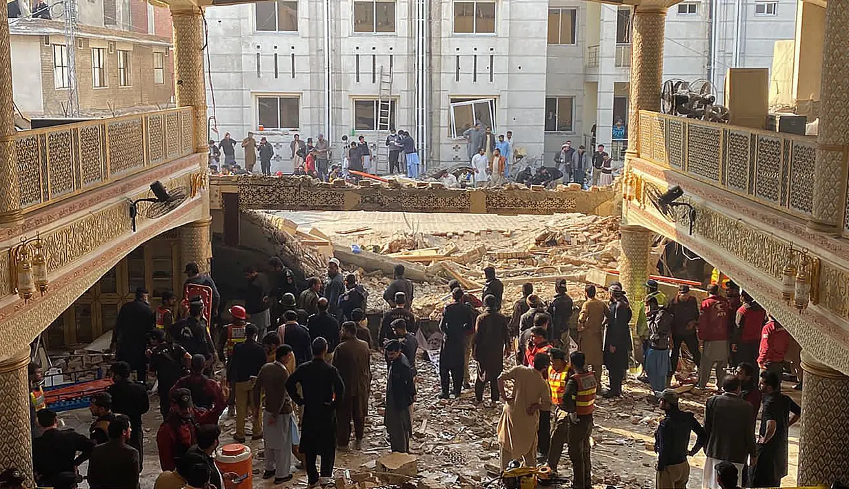 Petugas keamanan memeriksa lokasi ledakan masjid di dalam markas besar kepolisian di Peshawar, Pakistan, Senin (30/1/2023). Laporan awal mengatakan seorang pengebom yang duduk di barisan depan telah meledakkan diri, namun hal ini belum dikonfirmasi. Belum ada kelompok yang menyatakan melakukan serangan tersebut. (Maaz ALI/AFP)