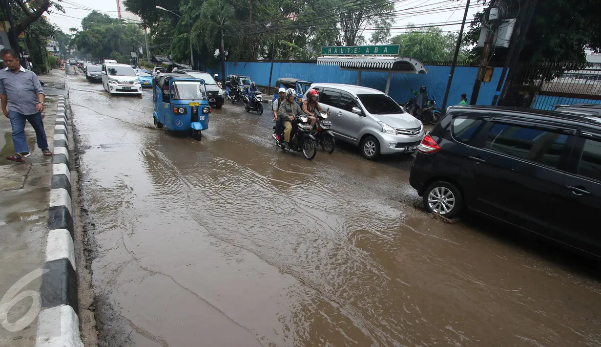 Genangan air tampak terlihat di Jalan Cikini Raya, Jakarta, Sabtu (7/11). Meski baru pertama kali diguyur hujan selama musim kemarau, jalan tersebut langsung terendam air. (Liputan6.com/ Immanuel Antonius)