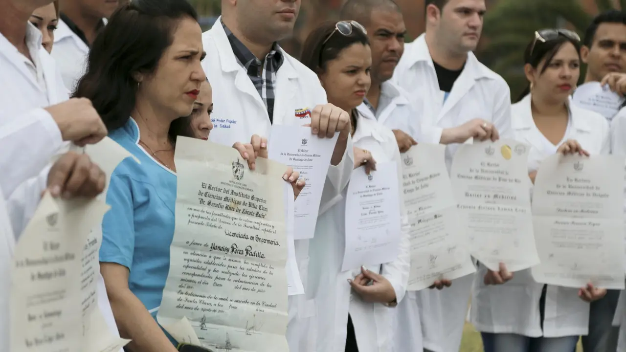 Sekumpulan dokter dari Kuba menunjukkan sumpah profesi sebelum ditugaskan di luar negeri (AP)