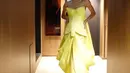 Di foto ini, Mikha mengenakan strapless dress berwarna kuning yang unik. Gaun rancangan Hian Tjen ini memiliki detail drapery yang tersambung hingga bagian belakang tubuhnya. Foto: Instagram.