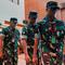 Sebagai informasi, empat oknum prajurit Tentara Nasional Indonesia, yang diduga berasal dari Badan Intelijen Strategis (BAIS), menjadi terdakwa terkait penyiraman air keras terhadap aktivis Hak Asasi Manusia (HAM) dan Wakil Koordinator KontraS, Andrie Yunus, adalah Kapten Nandala Dwi Prasetia (NDP), Letnan Satu Budhi Hariyanto Widhi (BHW), Letnan Satu Sami Lakka (SL) dan Sersan Dua Edi Sudarko (ES). Tampak dalam foto, seorang personel Polisi Militer (paling kiri) mengawal empat oknum Tentara Nasional Indonesia (TNI), Sami Lakka, Nandala Dwi Prasetya, Budhi Hariyanto Widhi Cahyono, dan Edi Sudarko (kiri ke kanan), terdakwa penyerangan cairan asam terhadap aktivis Hak Asasi Manusia, Andrie Yunus, usai persidangan mereka di Pengadilan Militer II-08 Jakarta, Rabu 29 April 2026. (AP Photo/Tatan Syuflana)