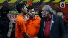 Ketua Komnas Perlindungan Anak Arist Merdeka Sirait (kanan) menatap pelaku kasus prostitusi online di Apartemen Kalibata City saat konferensi pers di Polres Metro Jakarta Selatan, Rabu (29/1/2020). Polisi mengamankan dan menahan 6 pelaku bersama 3 korban. (merdeka.com/Magang/Muhammad Fayyadh)