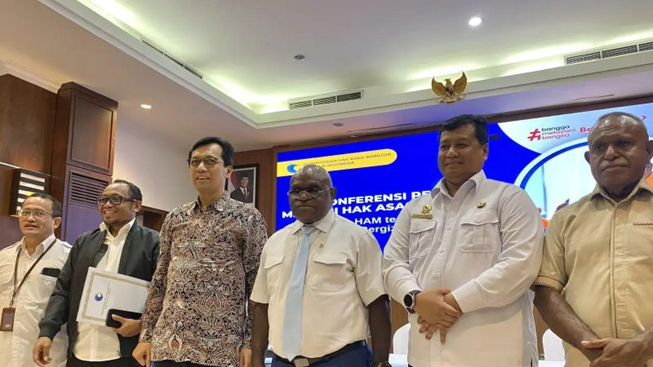 Menteri HAM Natalius Pigai (tengah) usai memberikan keterangan kepada pers terkait program Makan Bergizi Gratis
