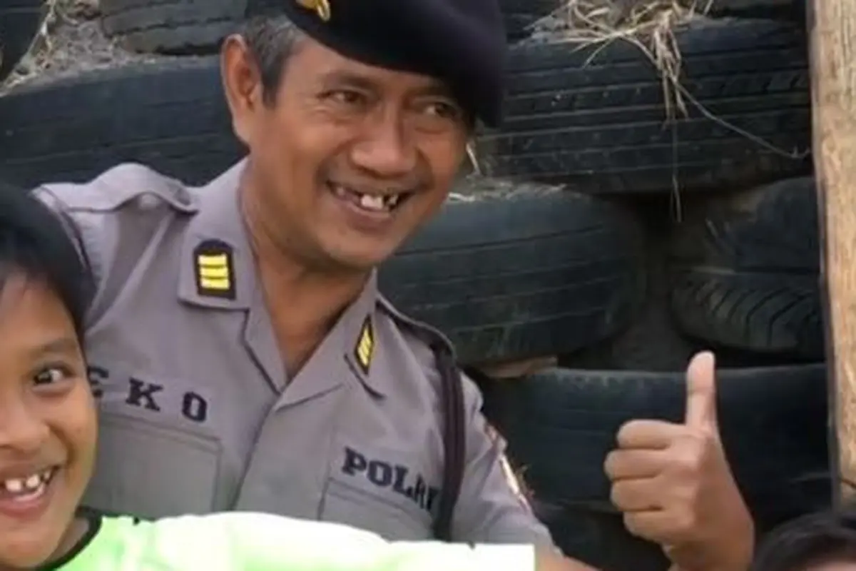 [Bintang] Video Masuk Pak Eko Viral, Ini Polisi yang Kocak dan Jago Lempar Berbagai Benda