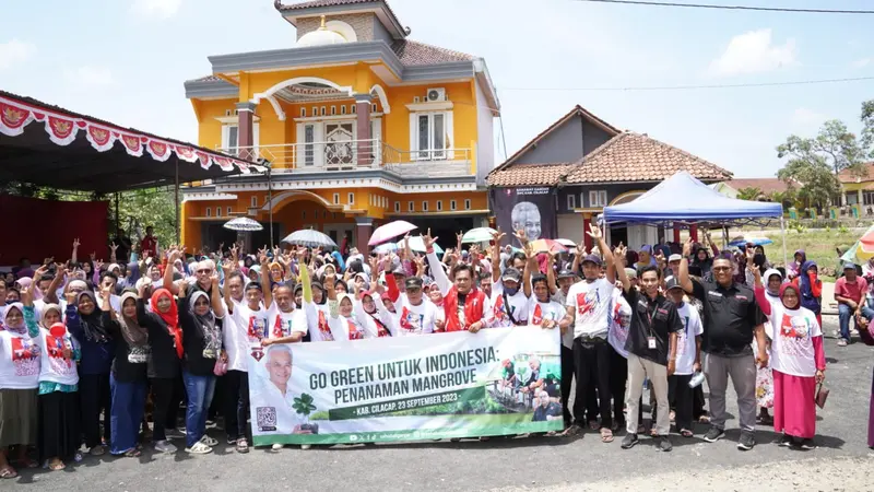 Sahabat Ganjar menggelar kegiatan penanaman mangrove yang menginspirasi di Kecamatan Cilacap Utara, Kabupaten Cilacap, Jawa Tengah, Sabtu (23/9/2023).