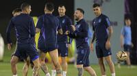 Penyerang Argentina, Lionel Messi (kedua Kanan) memberi isyarat di sebelah bek Cristian Romero (Kanan), Nicolas Otamendi (tengah) dan gelandang Angel Di Maria (Kiri) selama sesi latihan di Universitas Qatar di Doha, Senin, 12 Desember 2022. Argentina dan Kroasia bertemu sebanyak lima kali pada laga persahabatan dan Piala Dunia. (AFP/Juan Mabromata)
