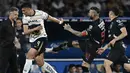 Pemain Monterrey, Sergio Ramos (kiri) (tengah kanan) melakukan gerakan menendang ke tubuh pemain Puma, Guillermo Martinez dalam laga lanjutan Liga Meksiko atau Liga MX Clausura di Olimpico Universitario Stadium, Meksiko pada Minggu (16/03/2025). (AFP/Yuri Cortez)