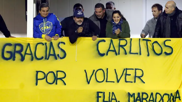 Maradona menyambut Carlos Tevez