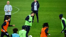 Dengan sisa laga Grup D kualifikasi Piala Dunia 2026 zona Eropa yang hanya dua pertandingan lagi, tim racikan pelatih Didier Deschamps ini hanya membutuhkan tambahan tiga angka untuk mengamankan posisi teratas sekaligus meraih tiket ke putaran final yang digelar di Amerika Utara. Tampak dalam foto, pelatih kepala Prancis Didier Deschamps (tengah) dan asistennya Guy Stephan (kiri) memantau dan memimpin sesi latihan di Stadion Parc des Princes, Paris, pada Rabu 12 November 2025. (FRANCK FIFE/AFP)