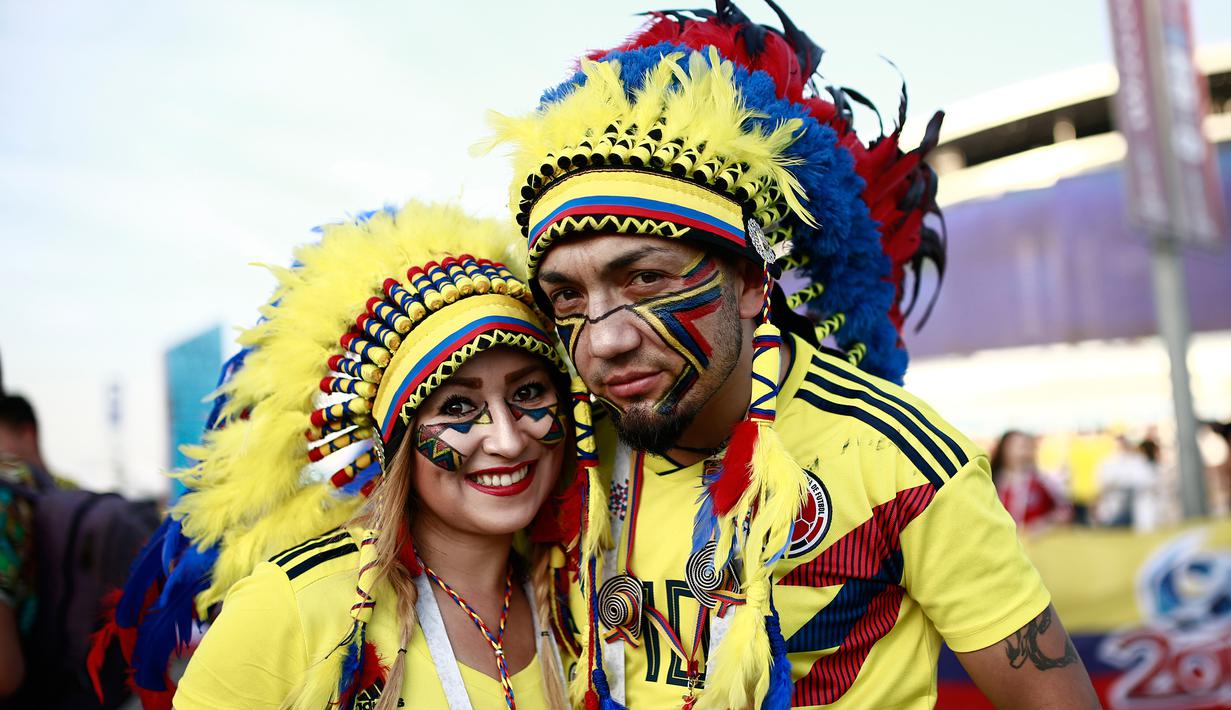 Suporter Kolombia memakai hiasan kepala Indian saat akan menonton laga grup H Piala Dunia melawan Polandia di Kazan Arena, Kazan, Minggu (24/6/2018). (AFP/Benjamin Cremel)
