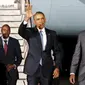 Presiden AS, Barack Obama (kedua kanan) menyapa awak media saat tiba Bandara Internasional Jomo Kenyatta, Nairobi, Kenya, (24/7/2015). Ini merupakan kunjungan pertama Obama ke kenya sebagai Presiden AS. (REUTERS/Jonathan Ernst)