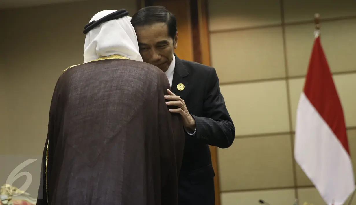 Presiden Joko Widodo (Jokowi) menerima Menteri Luar Negeri Arab Saudi, Adel al-Jubeir di sela pertemuan KTT Luar Biasa OKI di Jakarta, Senin (7/2/2016). (Liputan6.com/Faizal Fanani)