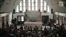 Peserta berdiri menyanyikan lagu Indonesia Raya saat Peringatan 73 Tahun Lahirnya Pancasila di Museum Filateli, Jakarta, Kamis (31/5). Peringatan ini juga dimeriahkan dengan pameran otentik pidato M. Yamin 5 Juni 1958. (Merdeka.com/Iqbal S. Nugroho)