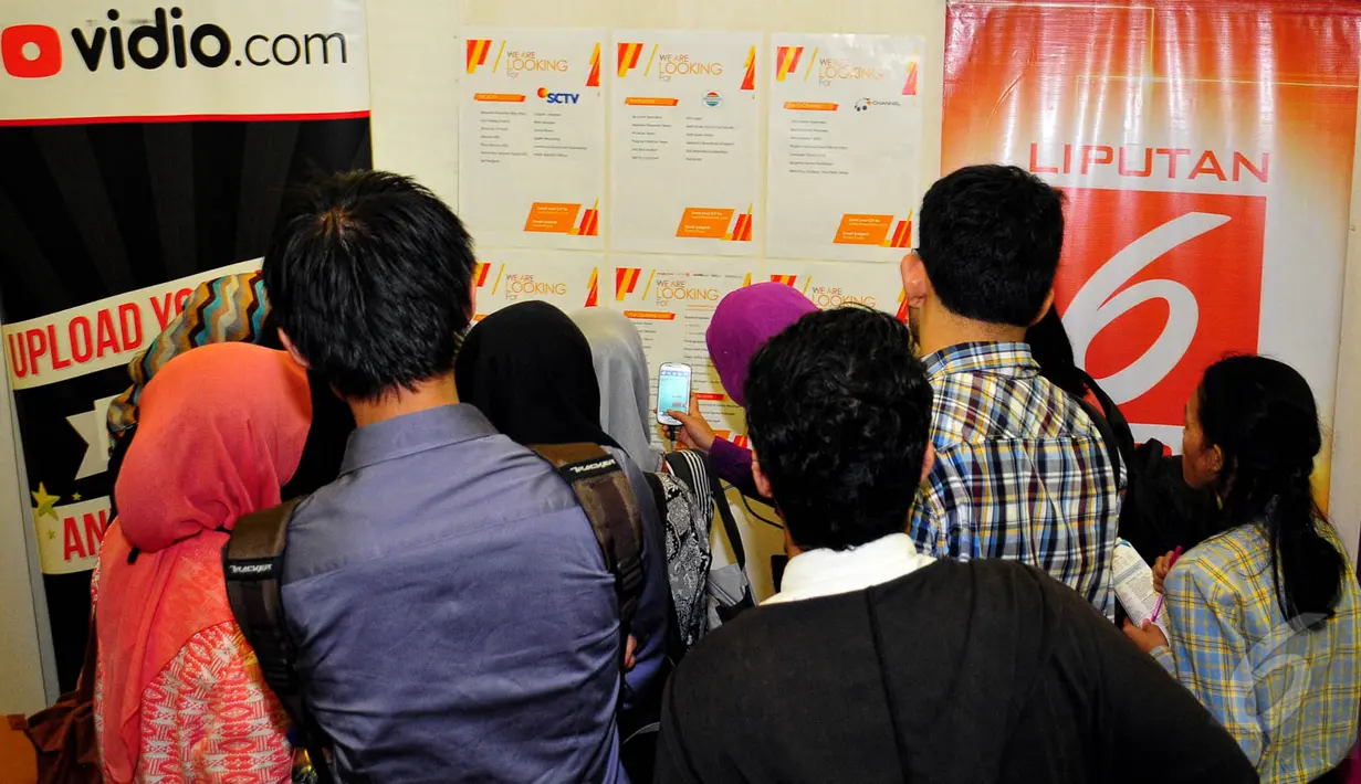 Para pencari kerja memperhatikan posisi yang dibutuhkan oleh sejumlah perusahaan di karir.com expo 2015, Balai Kartini, Jakarta, Rabu (27/5/2015). Pameran tersebut diikuti lebih dari 1.000 opportunities di 80 perusahaan. (Liputan6.com/Yoppy Renato)