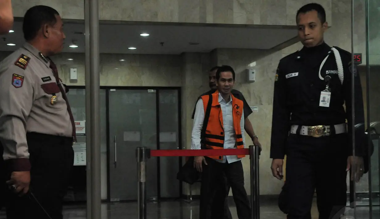 Tubagus Chaeri Wardhana alias Wawan meninggalkan gedung KPK usai menjalani pemeriksaan, Jakarta, Senin (8/12/2014). (Liputan6.com/Herman Zakharia)