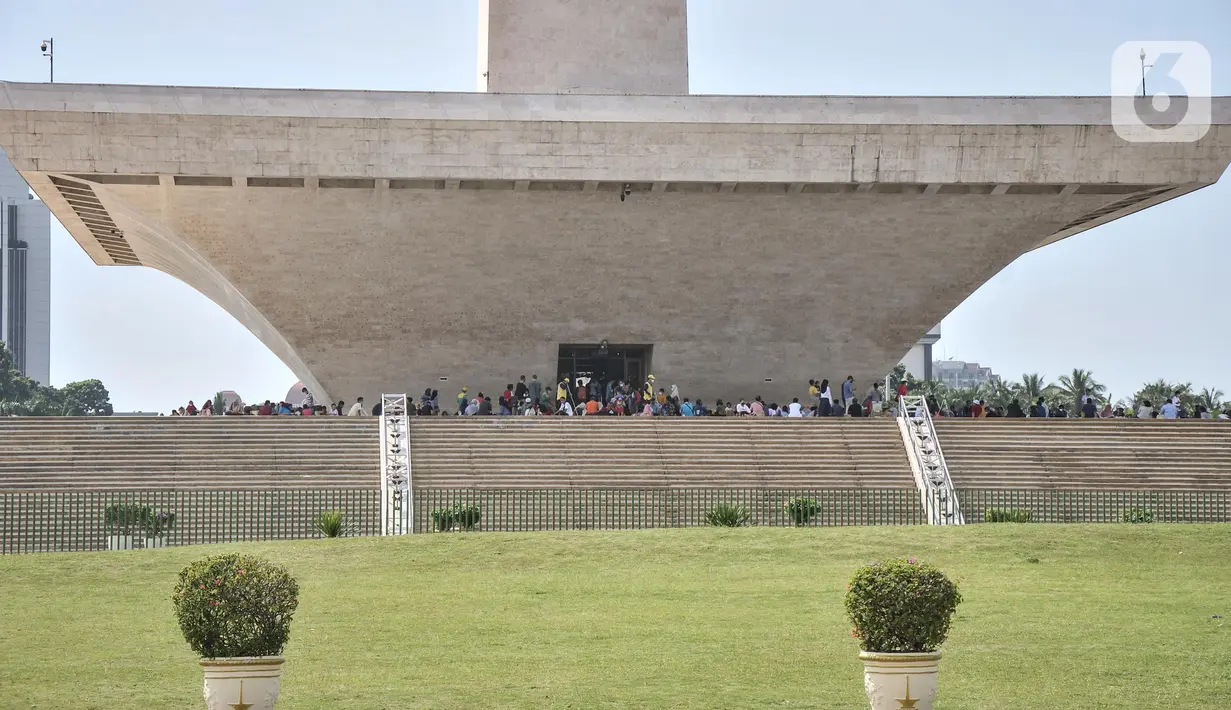 Pengunjung saat antre masuk ke Tugu Monas, Medan Merdeka, Jakarta Pusat, Selasa (5/7/2022). Pengelola Monas membatasi pengunjung hanya 200 orang per jam atau 1.400 per hari guna mengurangi kerumuman seiring kenaikan PPKM Level 2. (merdeka.com/Iqbal S Nugroho)