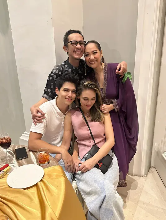 Aktor Aming beberapa kali membagikan momen kebersamaan Luna dengan pria yang lebih muda sembilan tahun ini. Keduanya tampak duduk  berdekatan. Tangan Luna tampak berada di atas paha Max, begitu juga sebaliknya. [Instagram/amingisback]