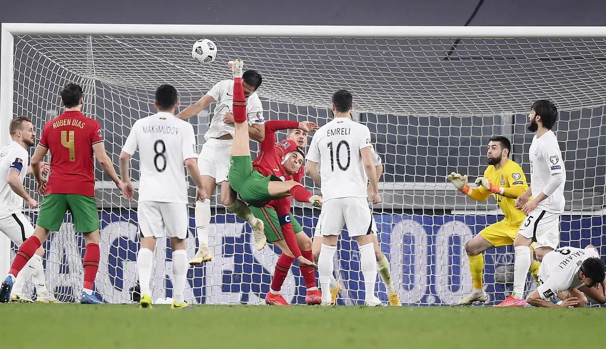 Striker Portugal, Cristiano Ronaldo, berusaha mencetak gol ke gawang Azerbaijan pada laga kualifikasi Piala Dunia 2022 di Stadion Juventus, Turin, Kamis (25/3/2021). Portugal menang dengan skor 1-0. (Fabio Ferrari/LaPresse via AP)
