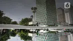 Kendaraan melintas di sekitar Menara Jam Thamrin, Jakarta, Sabtu (29/5/2021). PT MRT Jakarta (Perseroda) akan merelokasi Menara Jam Thamrin yang terletak di perempatan antara Jalan MH Thamrin dan Jalan Kebon Sirih pada Juli 2021. (Liputna6.com/Faizal Fanani)