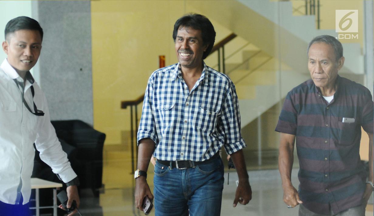 Ahli hukum tata negara, Margarito Kamis (tengah) meninggalkan Gedung KPK usai diperiksa, Jakarta, Senin (27/11). Ia diperiksa sebagai ahli yang meringankan untuk tersangka dugaan korupsi pengadaan e-KTP, Setya Novanto. (Liputan6.com/Helmi Fithriansyah)