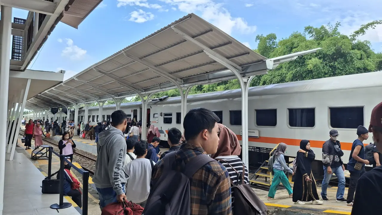 Para penumpang bersiap naik kereta api di stasiun Banyuwangi Kota (Istimewa)