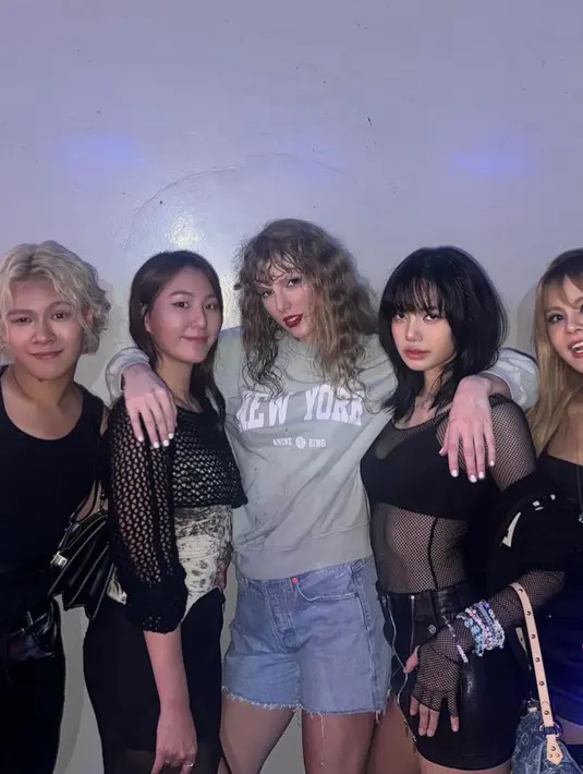 Lisa Blackpink hadir di konser Taylor Swift bahkan foto bareng Taylor Swift di backstage. Lisa pun tampil serba hitam dengan outfitnya.  [@lalalalisa_m]