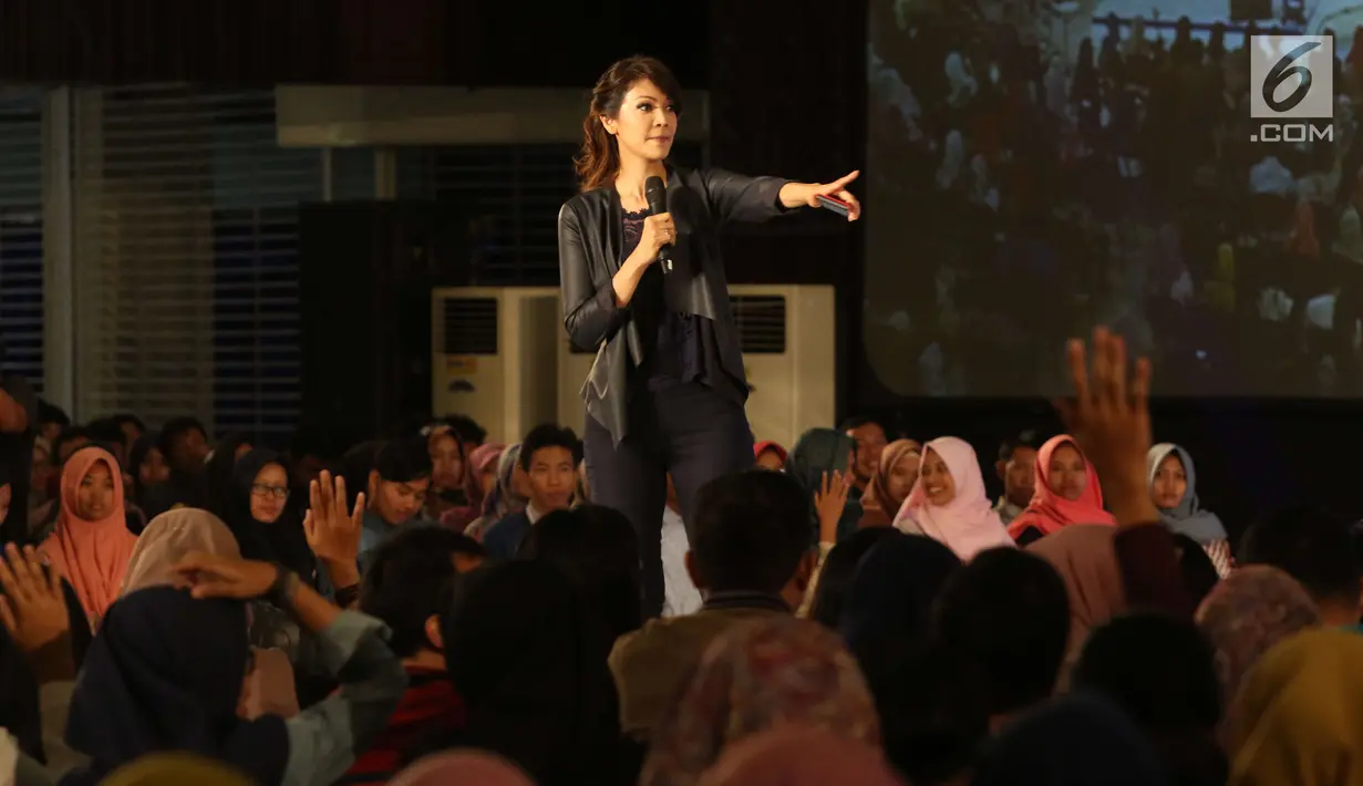 Pembawa berita senior Ira Koesno berbagi pengalaman sebagai seorang Jurnalis di Universitas Gadjah Mada, Yogyakarta, Rabu (1/11). Ira berbagi inspirasi dan pengalaman menjadi seorang pembaca berita pada hari kedua EGTC 2017. (Liputan6.com/Helmi Afandi)