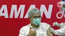 Seorang guru mengacungkan jempol saat menjalani vaksinasi COVID-19 di SMA 70, Jakarta, Rabu (25/2/2021). Sebanyak 600 orang dari profesi guru, tenaga kependidikan, dan dosen akan divaksin COVID-19 hari ini. (Liputan6.com/Faizal Fanani)