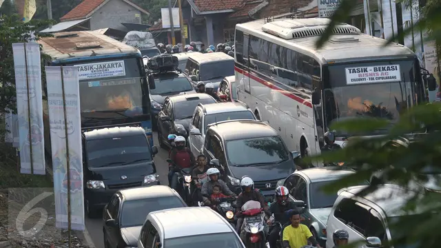 20160702-Volume Kendaraan Meningkat, Kemacetan Mulai Terjadi di Nagreg-Jawa Barat