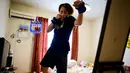 Petinju dan perawat Jepang, Arisa Tsubata melakukan latihan di apartemennya di Saitama, 18 Juni 2020. Cabang tinju di Olimpiade menjadi harapan Tsubata untuk bertanding di atas ring, namun ia harus menghadapi lawan terberatnya setiap hari sebagai perawat, yakni virus corona. (Behrouz MEHRI/AFP)