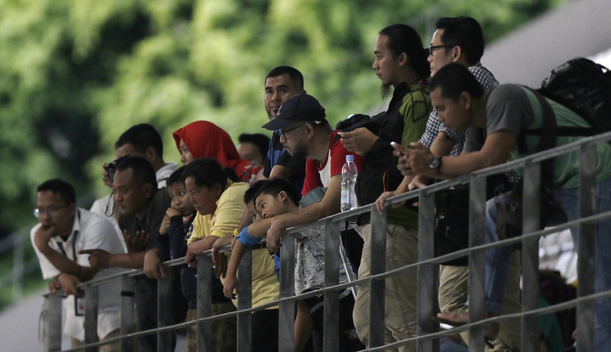 Sejumlah penonton menyaksikan Festival Akuatik Indonesia 2019 di Aquatic Center, Gelora Bung Karno, Jakarta, Kamis (25/4). FAI 2019 menjadi ajang untuk menyeleksi atlet jelang Olimpiade 2020. (Bola.com/Yoppy Renato)
