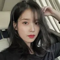 Pelantun Strawberry Moon ini juga nampak memerlihatkan wajah segarnya menggunakan lipstik pink matte dan eyeliner tipis. Credit: Instagram: (@dlwlrma)