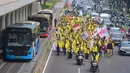 Mahasiswa yang tergabung dalam Badan Eksekutif Mahasiswa Universitas Indonesia (BEM UI) saat berjalan dari kawasan jalan Jenderal Sudirman menuju MH Thamrin atau sekitar Bundaran Hotel Indonesia (HI), Jakarta, Jumat (12/6/2026). (merdeka.com/Arie Basuki)