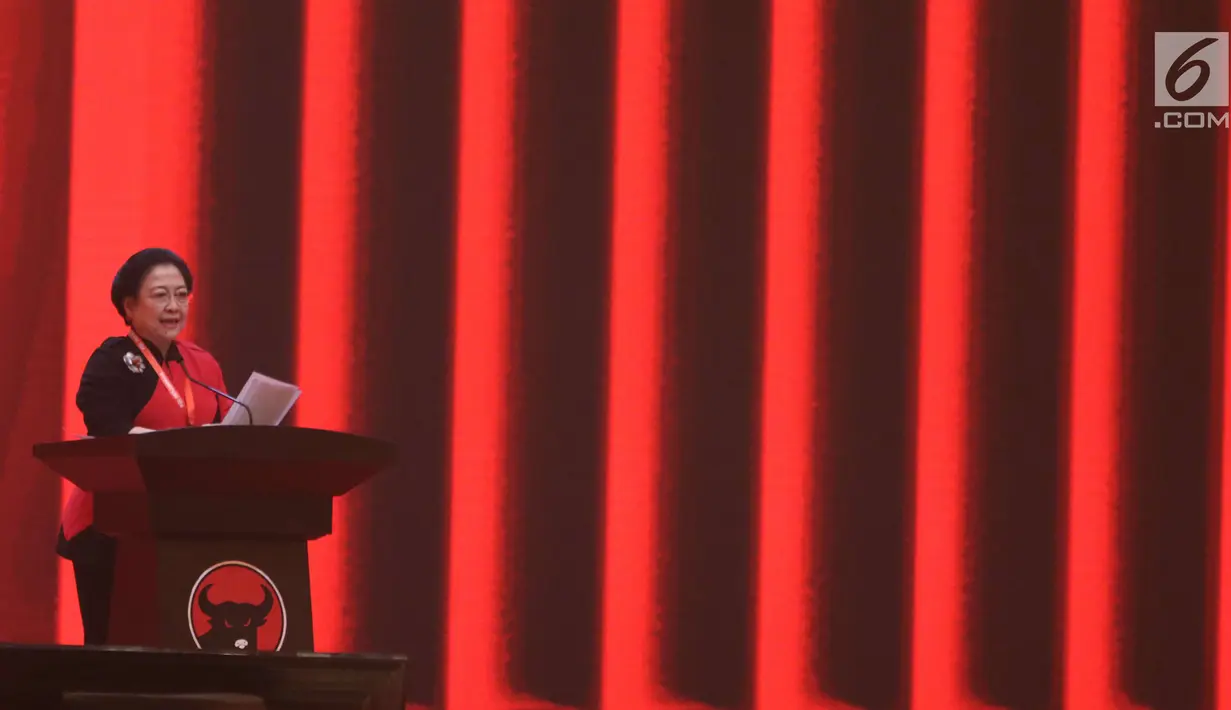 Ketua Umum PDIP Megawati Soekarnoputri menyampaikan pidato politiknya pada HUT ke-45 PDIP di JCC Senayan, Jakarta, Rabu (10/1). Dalam pidaton politiknya, Megawati mengenang perjalanan partai yang dipimpinnya. (Liputan6.com/Angga Yuniar)
