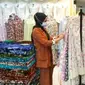 Emak-emak memilih mukenah raga motif yang dijual di pasar Pekanbaru. (Liputan6.com/M Syukur)