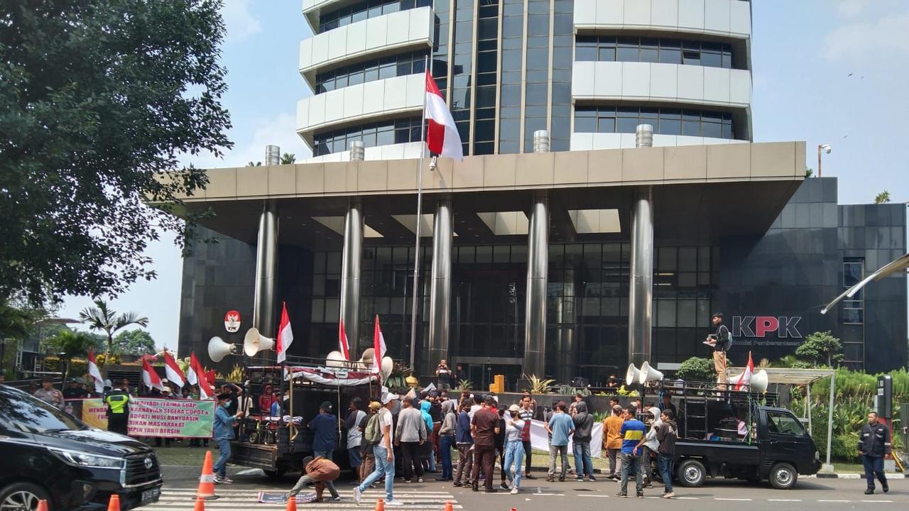 Koalisi Rakyat untuk Keadilan menggelar aksi untuk mendesak Komisi Pemberantasan Korupsi (KPK) segera mengusut tuntas kasus dugaan korupsi pembangunan toilet di Kabupaten Bekasi, Jawa Barat
