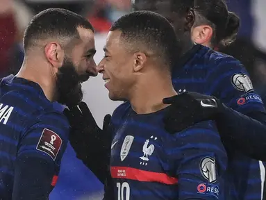 Pemain Prancis Karim Benzema (kiri) merayakan golnya ke gawang Finlandia dengan Kylian Mbappe pada pertandingan sepak bola kualifikasi Grup D Piala Dunia 2022 di Stadion Olimpiade, Helsinki, Finlandia, 16 November 2021. Prancis menang 2-0. (FRANCK FIFE/AFP)