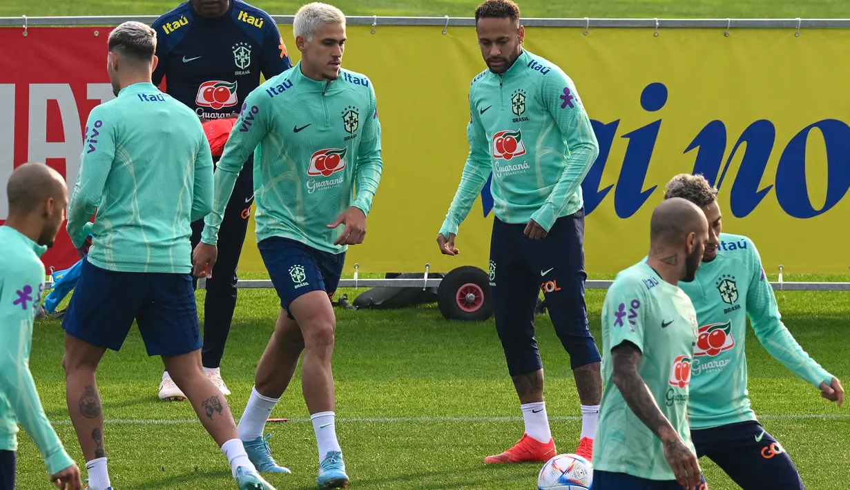 Penyerang Brasil Neymar (tengah kanan), penyerang Brasil Pedro (tengah kiri) dan rekan setimnya mengikuti sesi latihan di tempat latihan Continassa di Turin, Italia, Selasa (15/11/2022). Brasil baru akan terbang ke Qatar tepat saat Piala Dunia 2022 resmi dimulai. (Vincenzo PINTO / AFP)